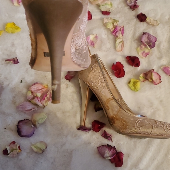 Badgley Mischka Oakes Pump - Picture 8 of 8